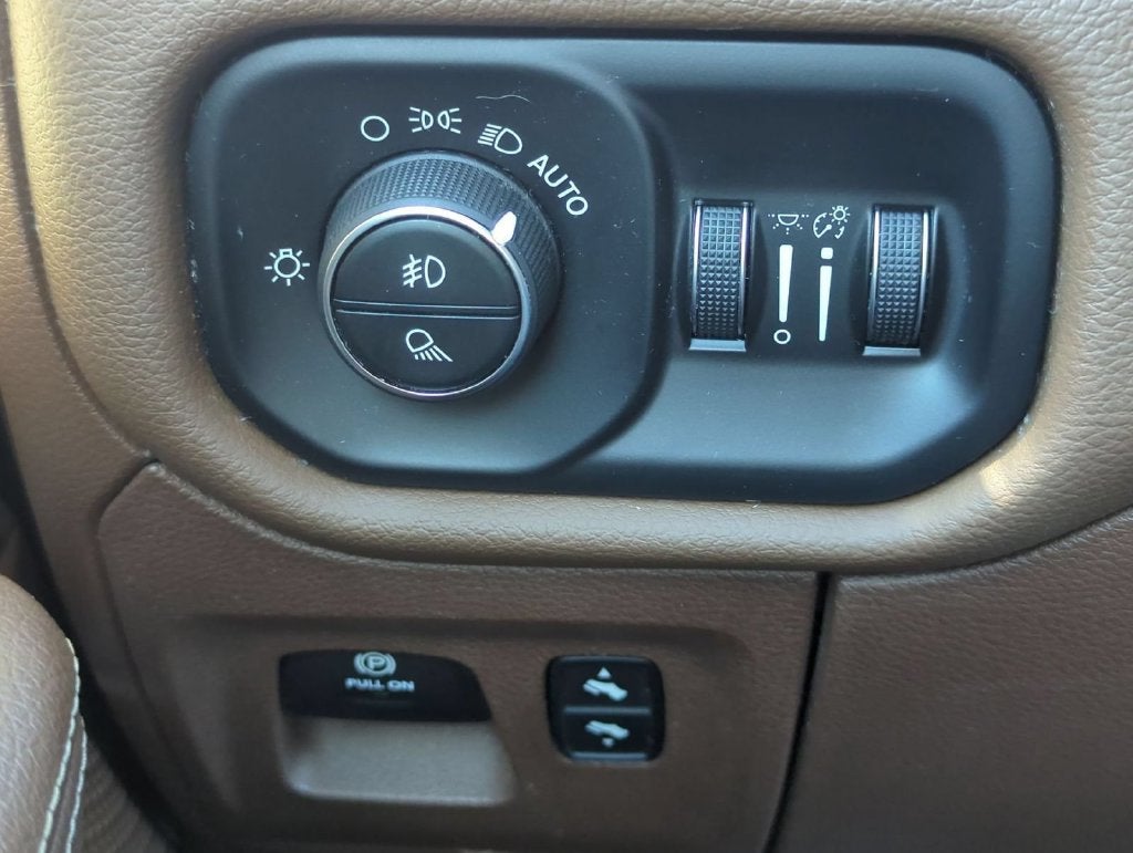 2020 RAM 1500 Laramie Crew Cab 4x4 5'7" Box