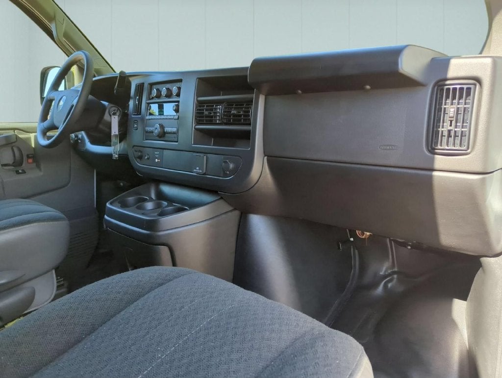 2025 Chevrolet Express Cargo WT