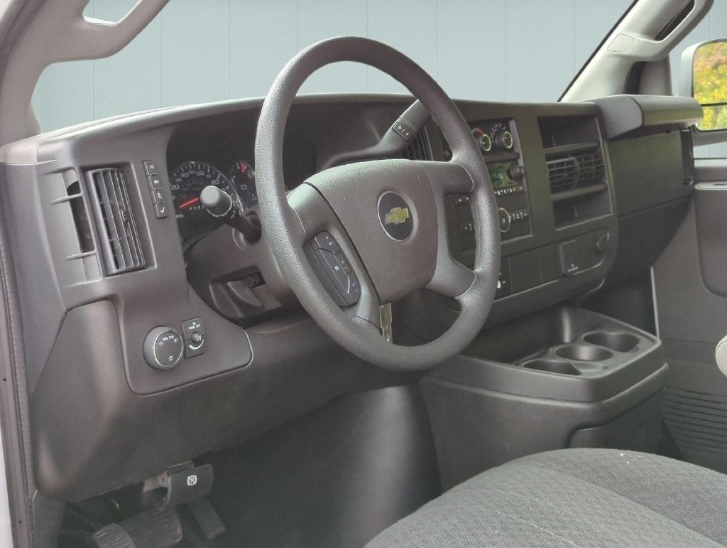 2025 Chevrolet Express Cargo WT